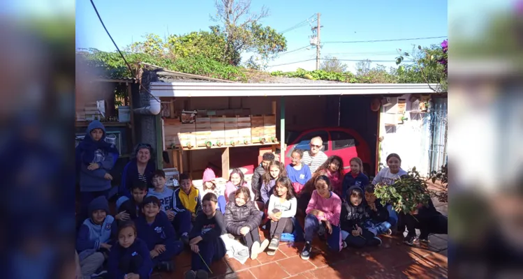 Um dos momentos mais empolgantes durante as atividades foi a visita que a turma realizou a um criador informal de abelhas