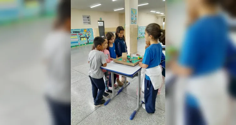 Os alunos elaboraram maquetes e placas de trânsito com materiais recicláveis que foram expostas para toda a escola