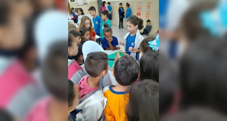 Os alunos elaboraram maquetes e placas de trânsito com materiais recicláveis que foram expostas para toda a escola