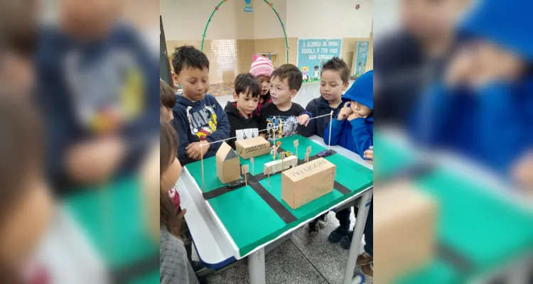 Os alunos elaboraram maquetes e placas de trânsito com materiais recicláveis que foram expostas para toda a escola