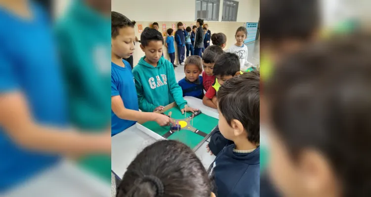 Os alunos elaboraram maquetes e placas de trânsito com materiais recicláveis que foram expostas para toda a escola