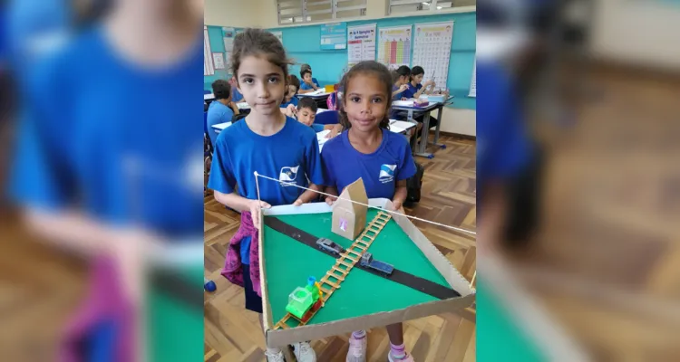 Os alunos elaboraram maquetes e placas de trânsito com materiais recicláveis que foram expostas para toda a escola