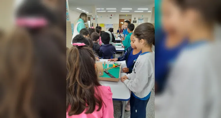 Os alunos elaboraram maquetes e placas de trânsito com materiais recicláveis que foram expostas para toda a escola