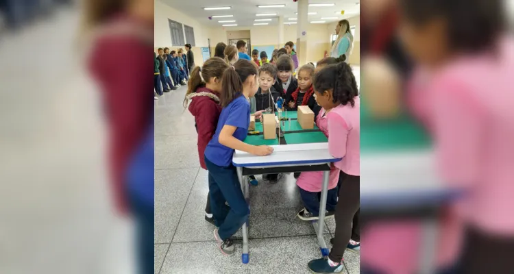 Os alunos elaboraram maquetes e placas de trânsito com materiais recicláveis que foram expostas para toda a escola