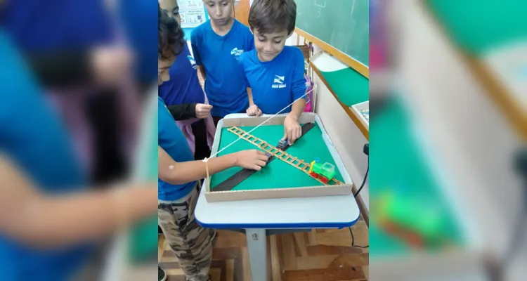 Os alunos elaboraram maquetes e placas de trânsito com materiais recicláveis que foram expostas para toda a escola