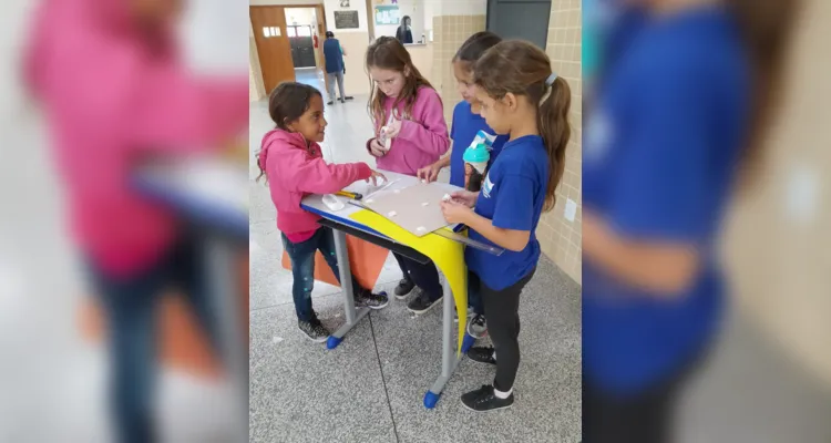 Os alunos elaboraram maquetes e placas de trânsito com materiais recicláveis que foram expostas para toda a escola