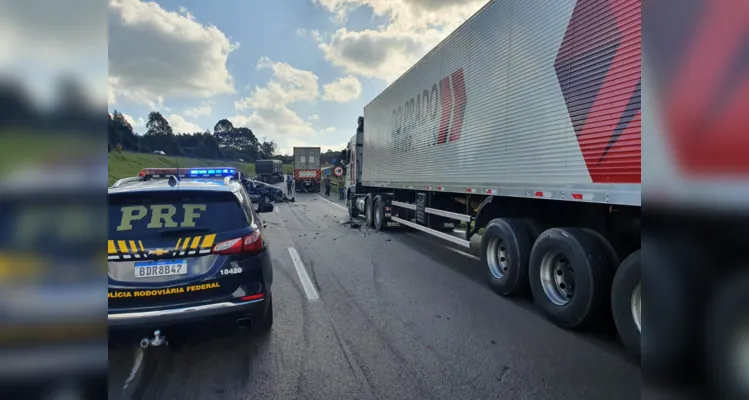 Segundo informações divulgadas pela Polícia Rodoviária Federal (PRF), houve um engavetamento seguido de saída de pista