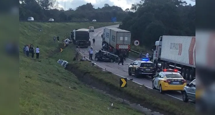 Segundo informações divulgadas pela Polícia Rodoviária Federal (PRF), houve um engavetamento seguido de saída de pista