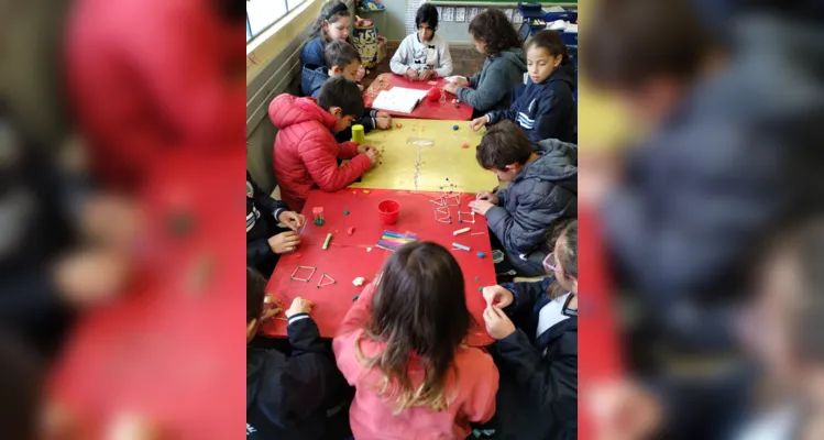 Educandos colocaram a 'mão na massinha' para construir valoroso trabalho matemático