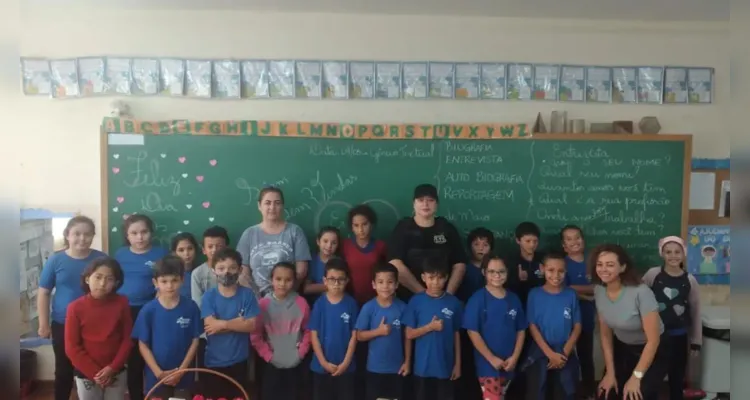 Durante as atividades os alunos entrevistaram mães e professoras, com o intuito de compreender o papel feminino na sociedade