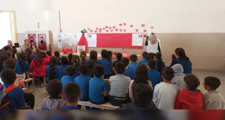 Durante as atividades os alunos entrevistaram mães e professoras, com o intuito de compreender o papel feminino na sociedade