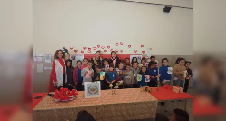 Durante as atividades os alunos entrevistaram mães e professoras, com o intuito de compreender o papel feminino na sociedade