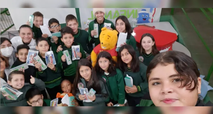 Alunos da turma do 5º ano da Escola Municipal Walquiria Carneiro Xavier da Silva, registraram participação na palestra "Sorriso Infantil" com a dentista Fernanda - 5º ano da Escola Walquiria Carneiro Xavier da Silva