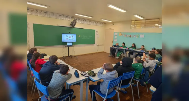 Os alunos participaram de oficinas de arte, confeccionaram cata-ventos, objeto símobolo da campanha, e realizaram rodas de conversa sobre o tema 