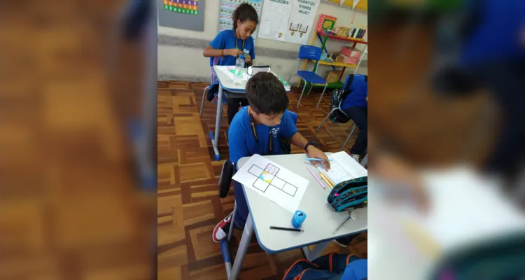 Com a montagem dos sólidos, os alunos puderam compreender melhor a formação e as partes que compõem o objeto de estudo 