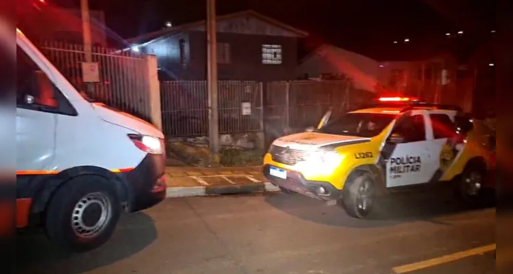 Após a ação criminosa, o adolescente se deslocou até uma residências nas imediações, onde foram acionados o Corpo de Bombeiros (Siate) e o Samu