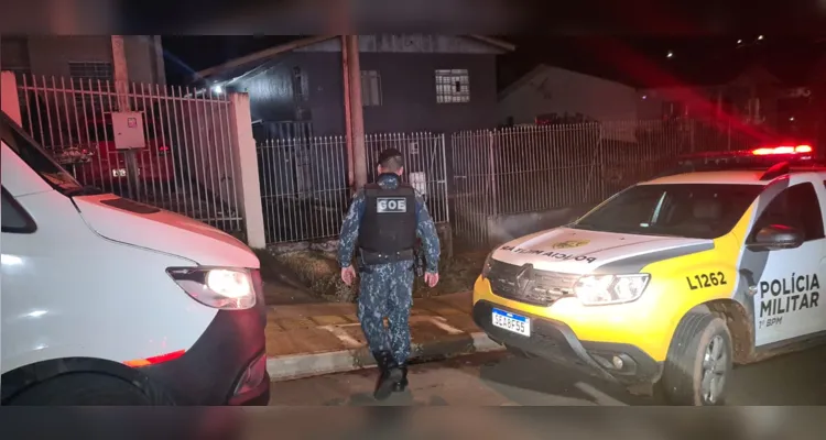 Após a ação criminosa, o adolescente se deslocou até uma residências nas imediações, onde foram acionados o Corpo de Bombeiros (Siate) e o Samu