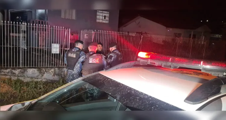 Após a ação criminosa, o adolescente se deslocou até uma residências nas imediações, onde foram acionados o Corpo de Bombeiros (Siate) e o Samu