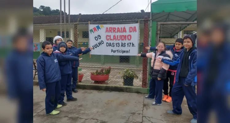 Os alunos elaboraram cartazes e ajudaram nos preparativos do ambiente escolar