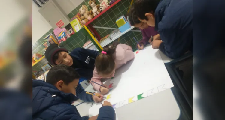 Os alunos elaboraram cartazes e ajudaram nos preparativos do ambiente escolar