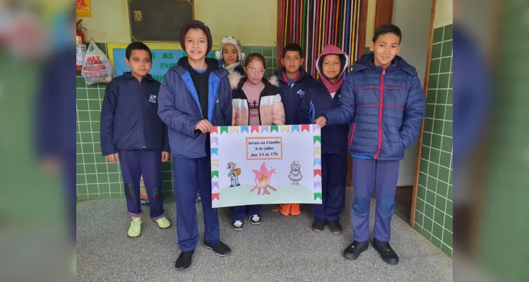 Os alunos elaboraram cartazes e ajudaram nos preparativos do ambiente escolar