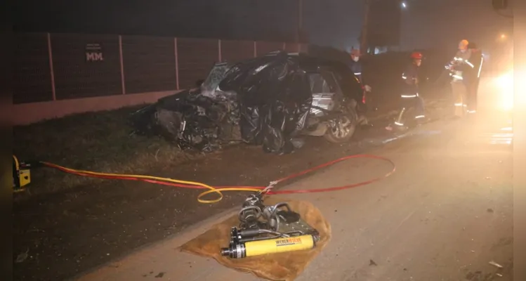 condutor do Hyundai faleceu no local e estava encarcerado no veículo. Membros do Corpo de Bombeiros (Siate) e do Samu estiveram no local