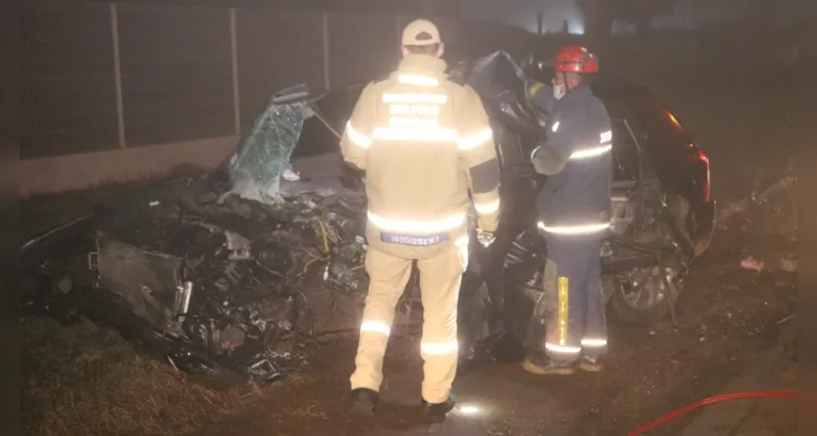 condutor do Hyundai faleceu no local e estava encarcerado no veículo. Membros do Corpo de Bombeiros (Siate) e do Samu estiveram no local