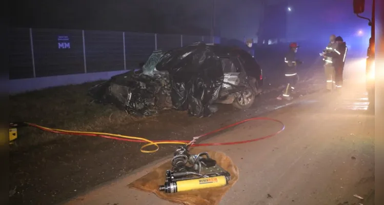 condutor do Hyundai faleceu no local e estava encarcerado no veículo. Membros do Corpo de Bombeiros (Siate) e do Samu estiveram no local