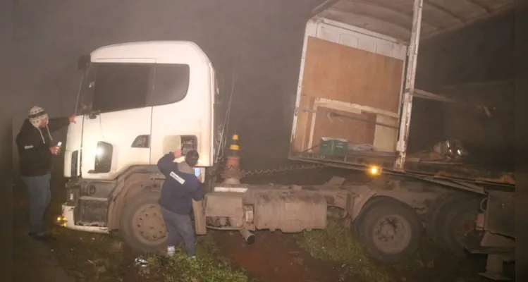 condutor do Hyundai faleceu no local e estava encarcerado no veículo. Membros do Corpo de Bombeiros (Siate) e do Samu estiveram no local