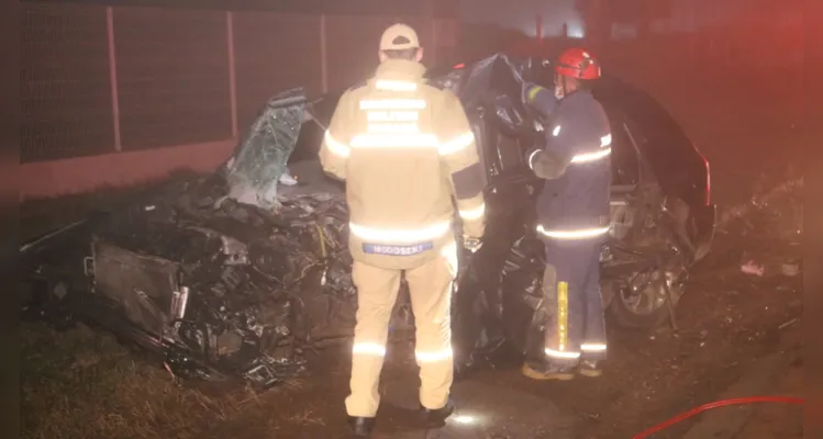 condutor do Hyundai faleceu no local e estava encarcerado no veículo. Membros do Corpo de Bombeiros (Siate) e do Samu estiveram no local