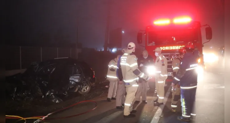 condutor do Hyundai faleceu no local e estava encarcerado no veículo. Membros do Corpo de Bombeiros (Siate) e do Samu estiveram no local