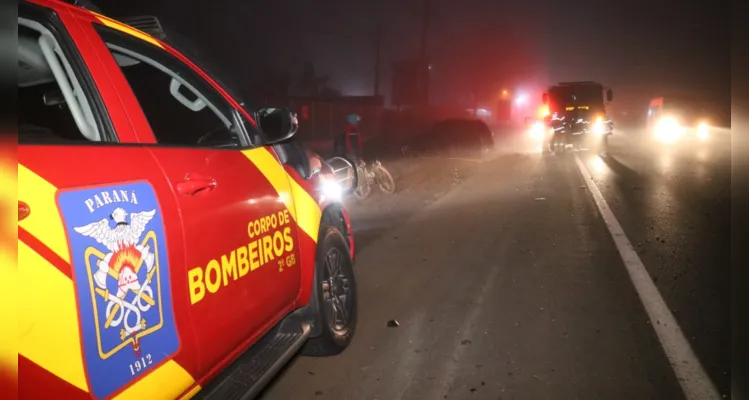 condutor do Hyundai faleceu no local e estava encarcerado no veículo. Membros do Corpo de Bombeiros (Siate) e do Samu estiveram no local