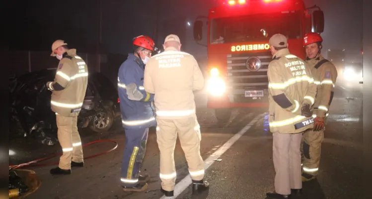 condutor do Hyundai faleceu no local e estava encarcerado no veículo. Membros do Corpo de Bombeiros (Siate) e do Samu estiveram no local