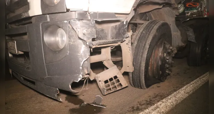 condutor do Hyundai faleceu no local e estava encarcerado no veículo. Membros do Corpo de Bombeiros (Siate) e do Samu estiveram no local