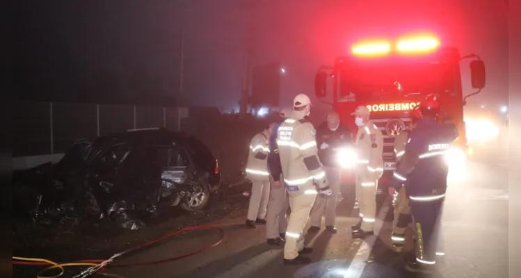 condutor do Hyundai faleceu no local e estava encarcerado no veículo. Membros do Corpo de Bombeiros (Siate) e do Samu estiveram no local