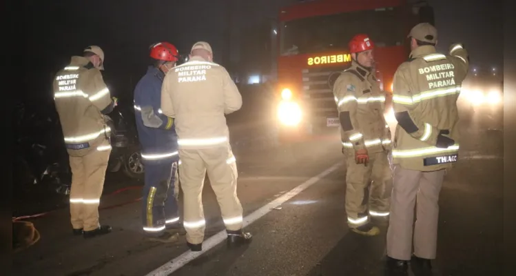 condutor do Hyundai faleceu no local e estava encarcerado no veículo. Membros do Corpo de Bombeiros (Siate) e do Samu estiveram no local