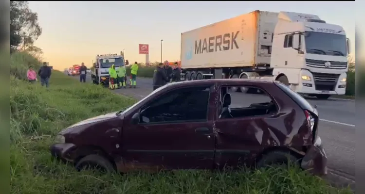 Os três veículos seguiam sentido Ponta Grossa quando ocorreu a colisão