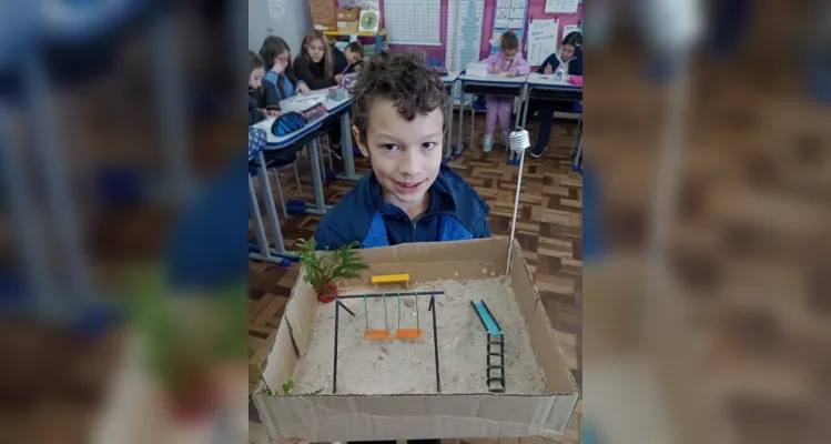 Os alunos realizaram um passeio nos arredores da escola e confeccionaram maquetes e cartazes