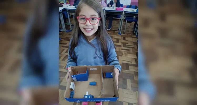 Os alunos realizaram um passeio nos arredores da escola e confeccionaram maquetes e cartazes