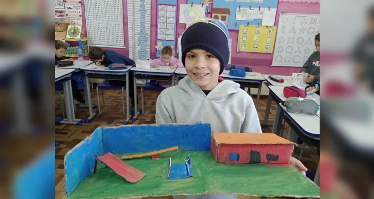 Os alunos realizaram um passeio nos arredores da escola e confeccionaram maquetes e cartazes