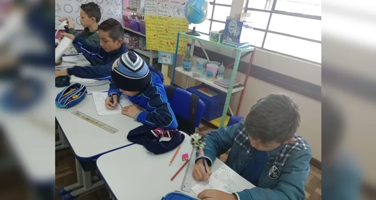 Os alunos realizaram um passeio nos arredores da escola e confeccionaram maquetes e cartazes