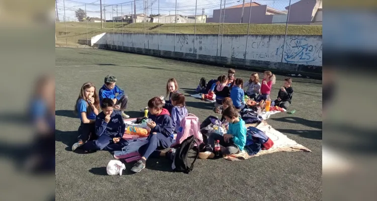 Os alunos realizaram um passeio nos arredores da escola e confeccionaram maquetes e cartazes