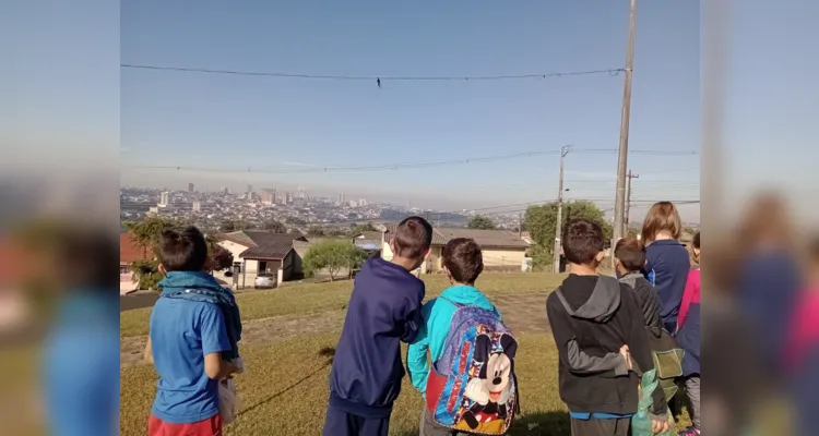 Os alunos realizaram um passeio nos arredores da escola e confeccionaram maquetes e cartazes