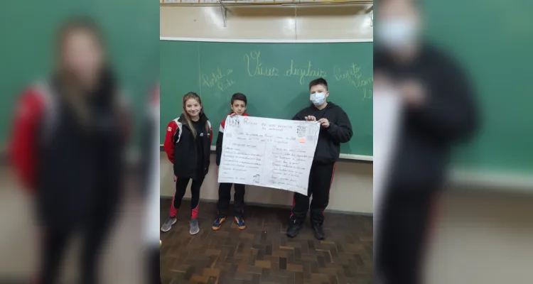 Como parte das atividades, os alunos produzram artigos de opinião e elaboraram cartazes sobre o tema