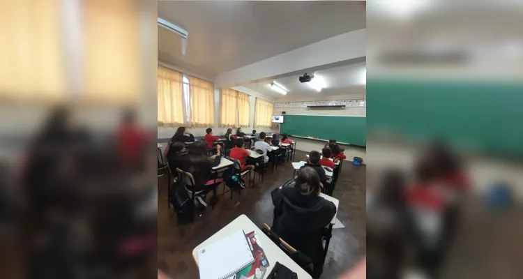 Como parte das atividades, os alunos produzram artigos de opinião e elaboraram cartazes sobre o tema