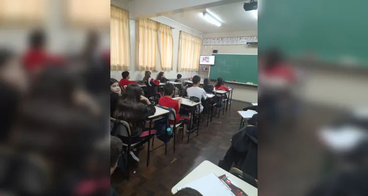 Como parte das atividades, os alunos produzram artigos de opinião e elaboraram cartazes sobre o tema