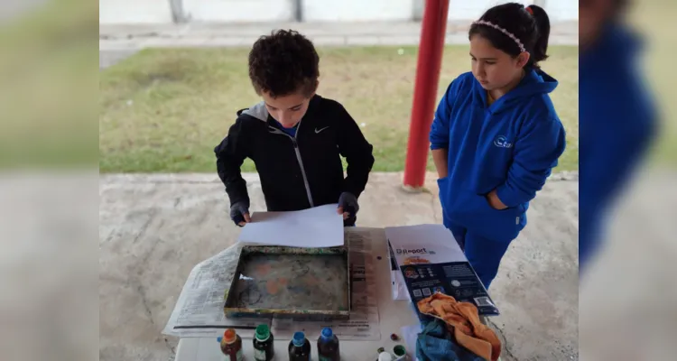 Os alunos participaram de oficinas de serigrafia, papel reciclado, papel marmorizado, informática, inglês, matemática, literatura, cartões, artes e culinária