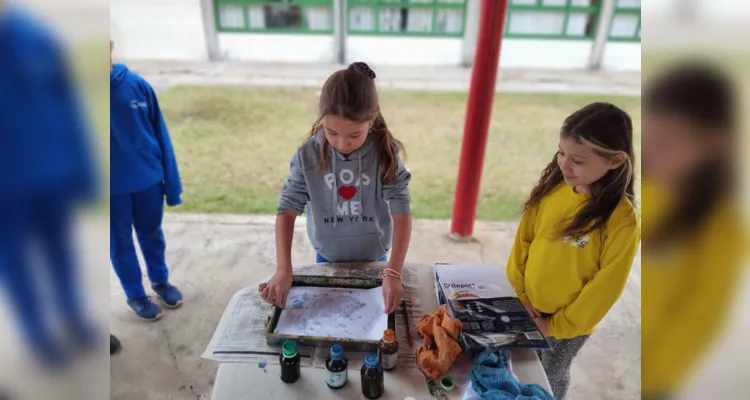 Os alunos participaram de oficinas de serigrafia, papel reciclado, papel marmorizado, informática, inglês, matemática, literatura, cartões, artes e culinária