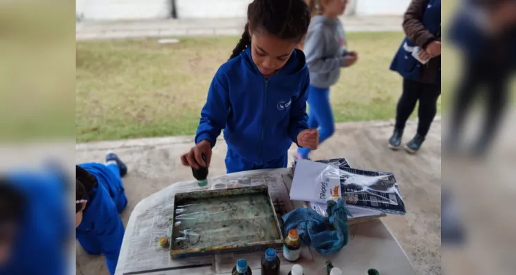 Os alunos participaram de oficinas de serigrafia, papel reciclado, papel marmorizado, informática, inglês, matemática, literatura, cartões, artes e culinária