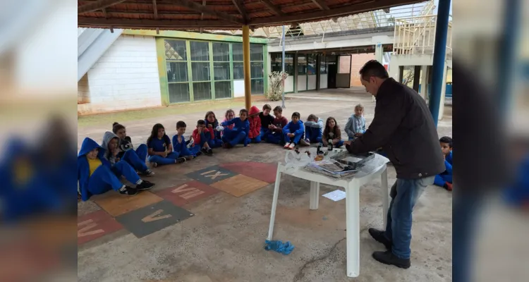 Os alunos participaram de oficinas de serigrafia, papel reciclado, papel marmorizado, informática, inglês, matemática, literatura, cartões, artes e culinária